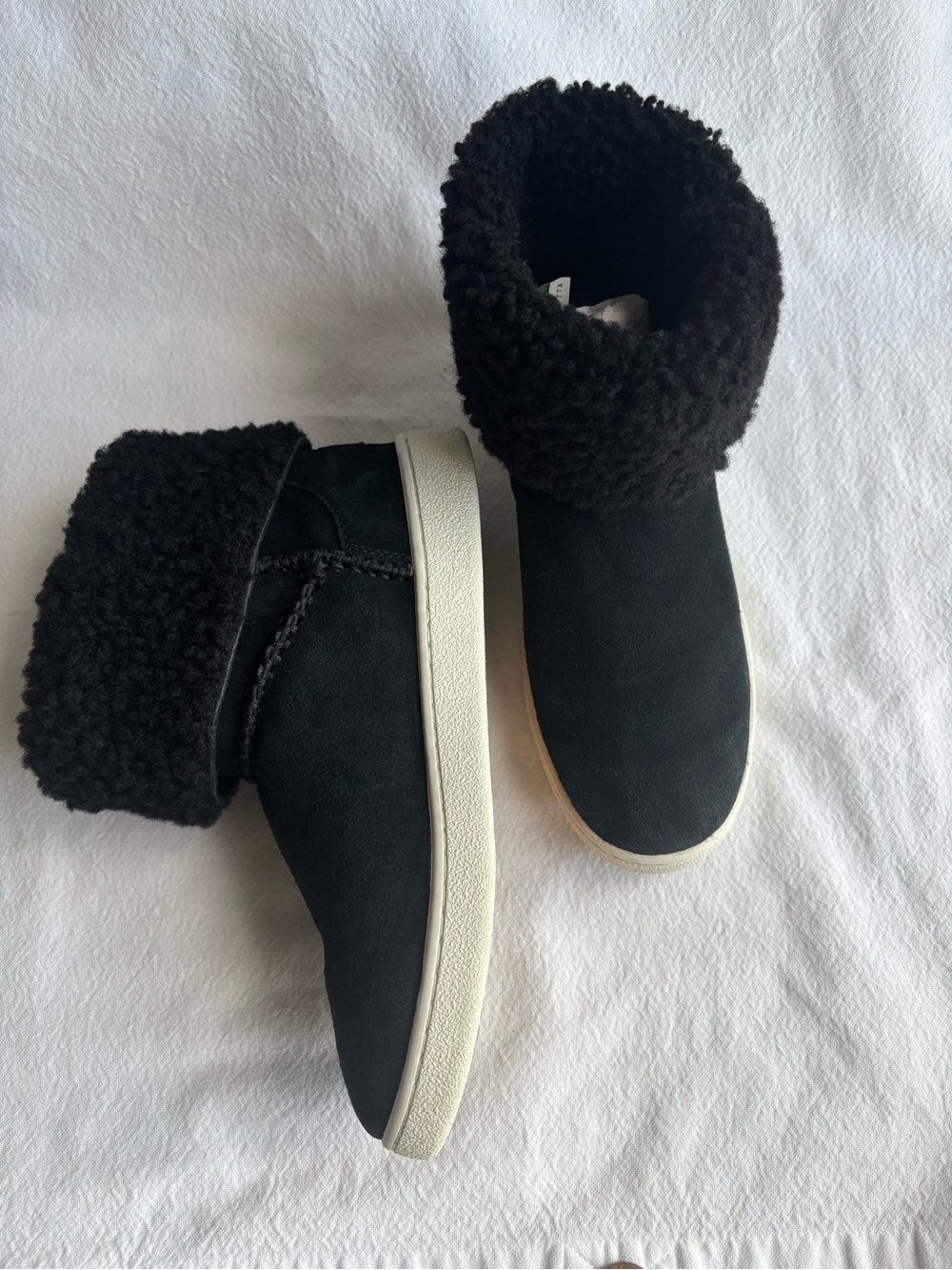 UGG Black Sherpa Fleece Fold-Over Slip-On Boots Sneakers Women’s US 8 Like New